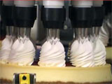 Автоматическая отсадка розочек из крема на торт