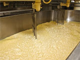 Вымешивание сырного зерна