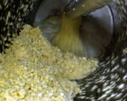 Процесс отделения сырного зерна от сыворотки