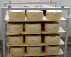 Стеллаж, заполненный сыром